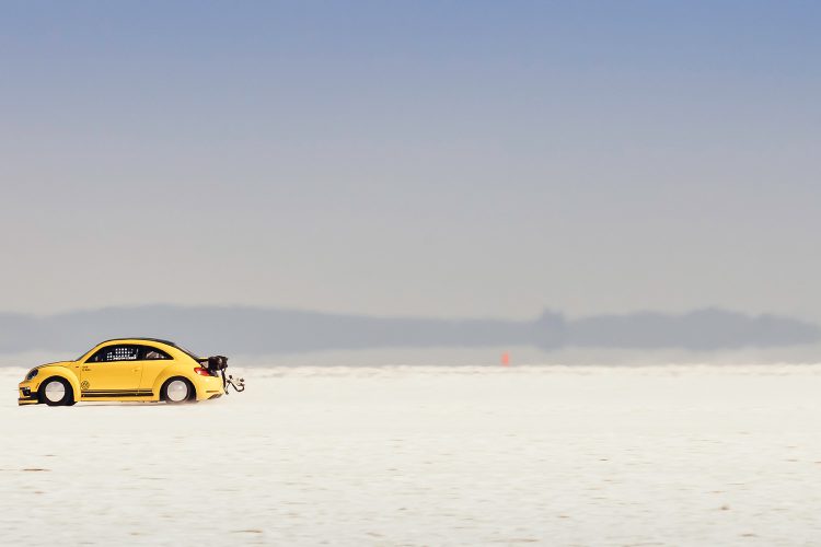 Einmal durch die Salzlandschaft bitte: Seine Rekordfahrt durfte der VW Beetle LSR im US-amerikanischen Utah vollziehen.