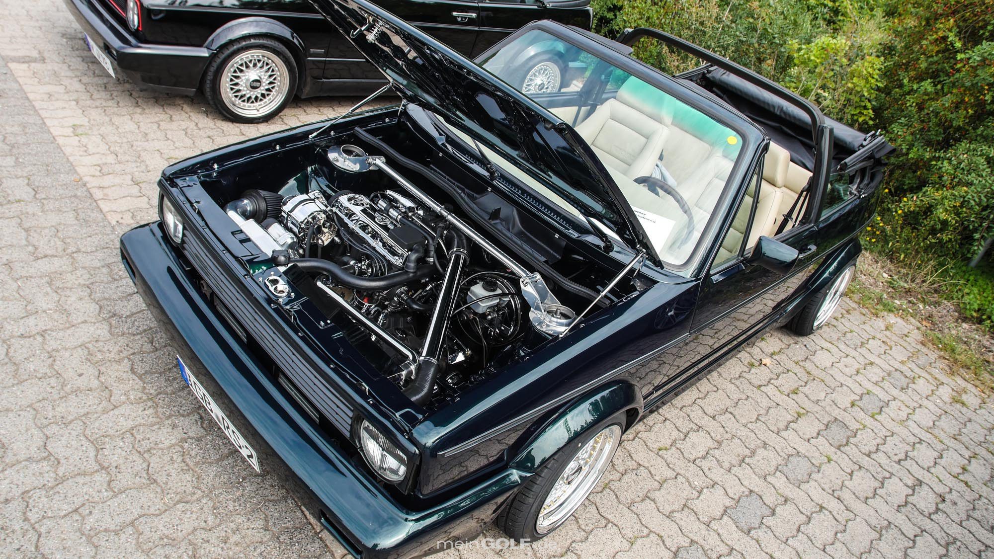 Blick in den Motorraum des VW Golf Cabrio!