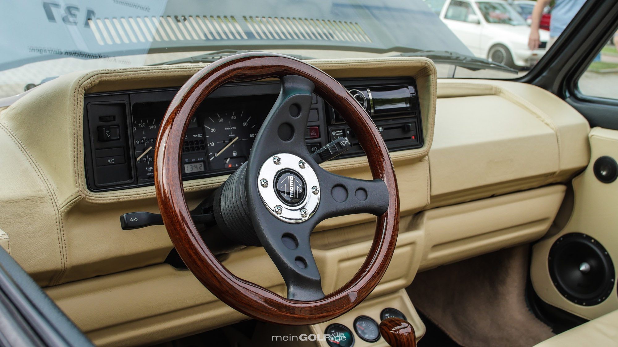 Stilvoll belederter Innenraum des VW Golf Cabrio