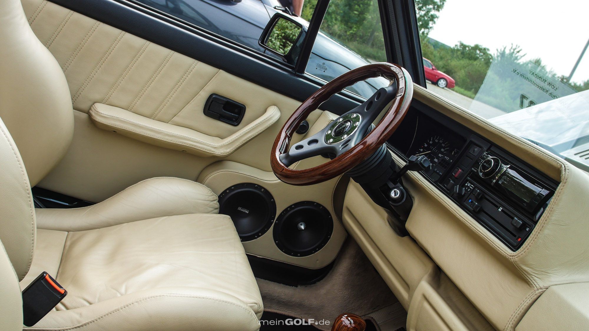 Holz und Leder dominieren den Innenraum des VW Golf Cabrio!