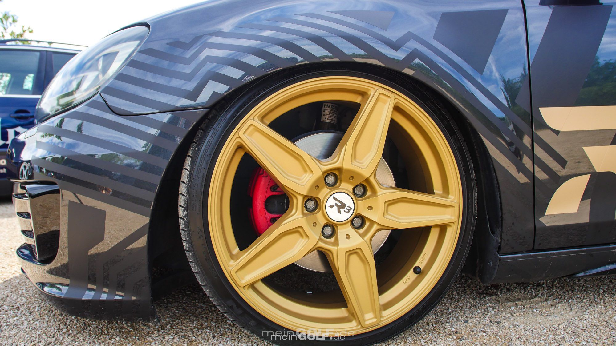 Goldene R3 Wheels auf dem VW Golf VI GTI