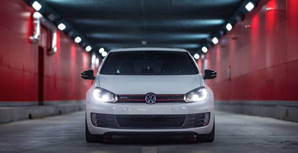 VW Golf steht in einem Tunnel.