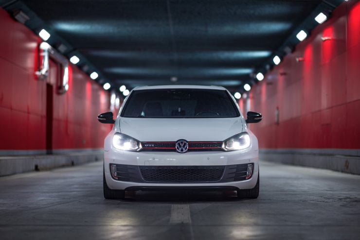 VW Golf steht in einem Tunnel.